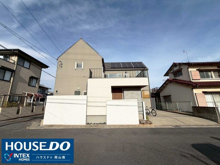 【並列3台駐車可能!】
お車を最大3台まで停められる広々としたカースペース!ご夫婦の常用車に加え、来客時や将来お子様が車を持たれた際も安心!前面道路もゆとりがあり毎日の出し入れもスムーズに行えます◎