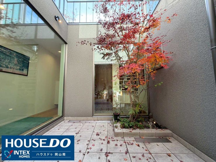 【情緒溢れる中庭デッキ】
プライバシーを守りつつ、光と風を届ける中庭!美しい紅葉を眺めながら、ティータイムや読書を楽しめる贅沢な空間です!お子様やペットと一緒に周りの目を気にせず遊ぶこともできます◎