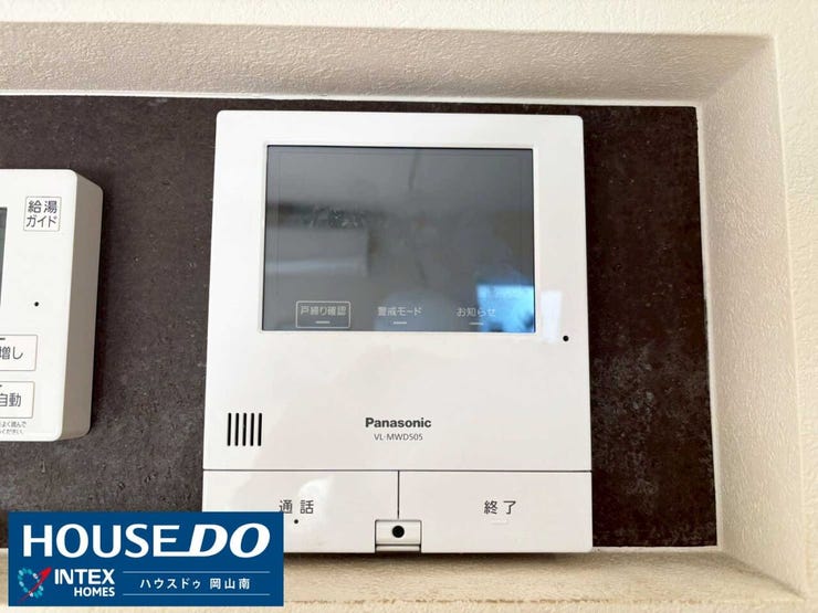 【防犯面もバッチリ!姿が見えて安心のTVモニターホン】
来客者の顔がはっきりと確認できる大画面モニター。お子様のお留守番中や、夜間の突然の来客時でも、相手を確認してから対応できるので、安心です◎