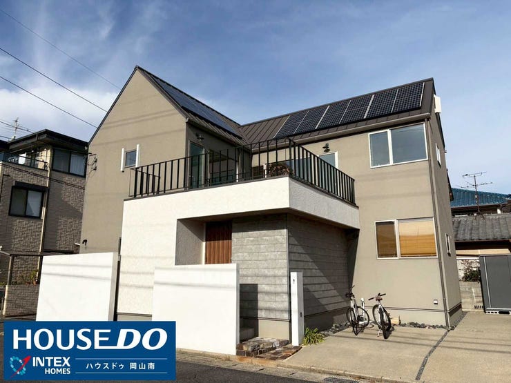 【外観】
【家計に優しい省エネ住宅】
太陽光パネル&蓄電池を搭載したTAKUMITOの家!毎月の光熱費を抑えられ、災害時も安心です!スタイリッシュな外観と開放的なバルコニーが、家族の誇れる住まいを演出します!