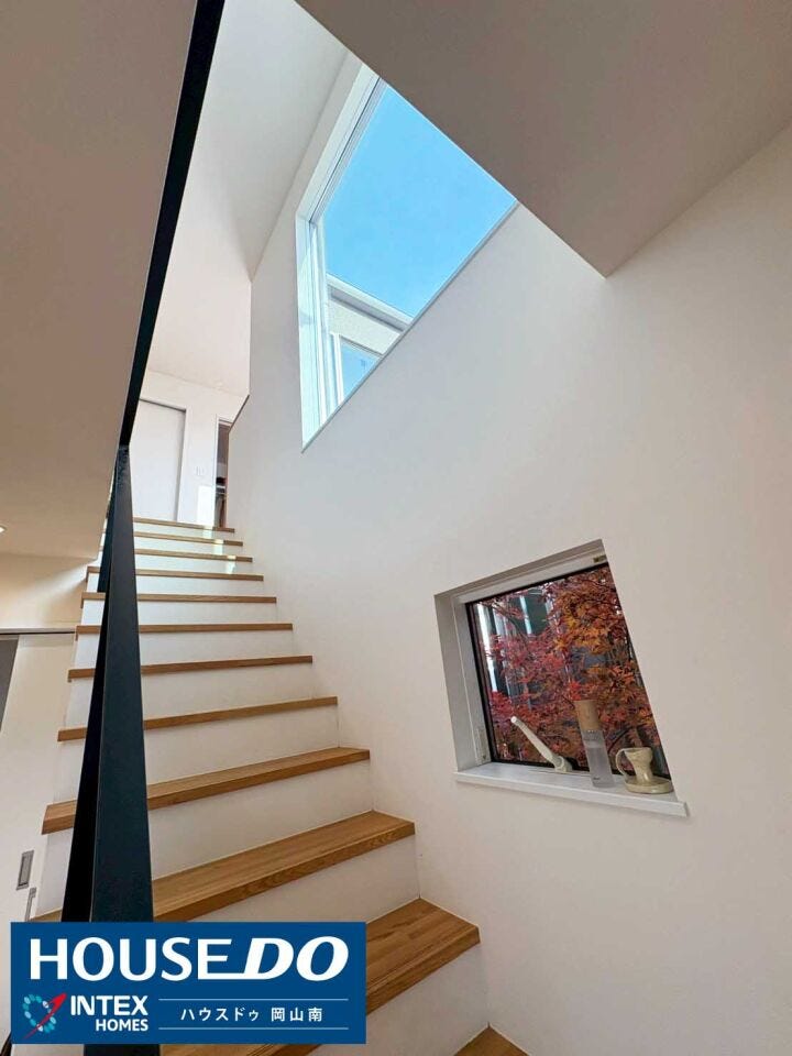【光と景色が抜ける階段】
大きな窓から青空を望む、開放感あふれる階段スペース!足元を照らす小窓からは季節の移ろいも感じられます◎毎日の何気ない移動が楽しくなるような、明るく洗練された設計が魅力です!