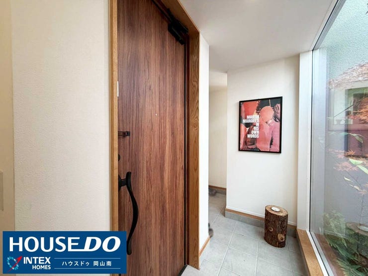 【家族を彩る玄関】
木目調のドアが温かく迎える玄関!奥には大容量のシューズ置場があり、散らかりがちな靴もスッキリ収納可能です!大きな窓からは自慢の中庭が望め、帰宅するたびにホッと癒やされる空間です◎