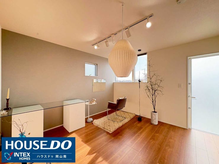 【センス光る多目的空間】
アクセントクロスと柔らかな照明が彩る、洗練されたお部屋!大きな窓から陽光が差し込み、開放感も抜群です!書斎や趣味の部屋、お子様の学習部屋など、家族の成長に合わせて使えます◎