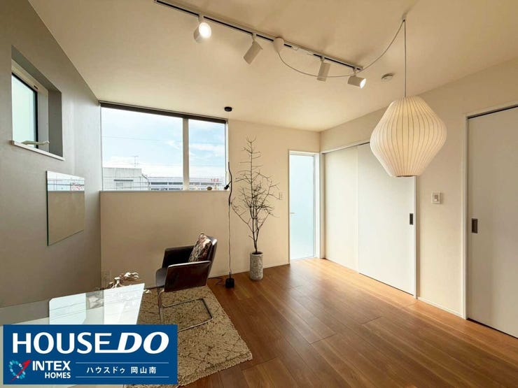 【バルコニーへ楽々アクセス】
大きな窓からバルコニーへスムーズに出入り可能!洗濯物干しはもちろんお布団を干す際も動線が短く便利です◎明るい光が差し込む室内で、家事も心地よくこなせる嬉しい設計ですね!