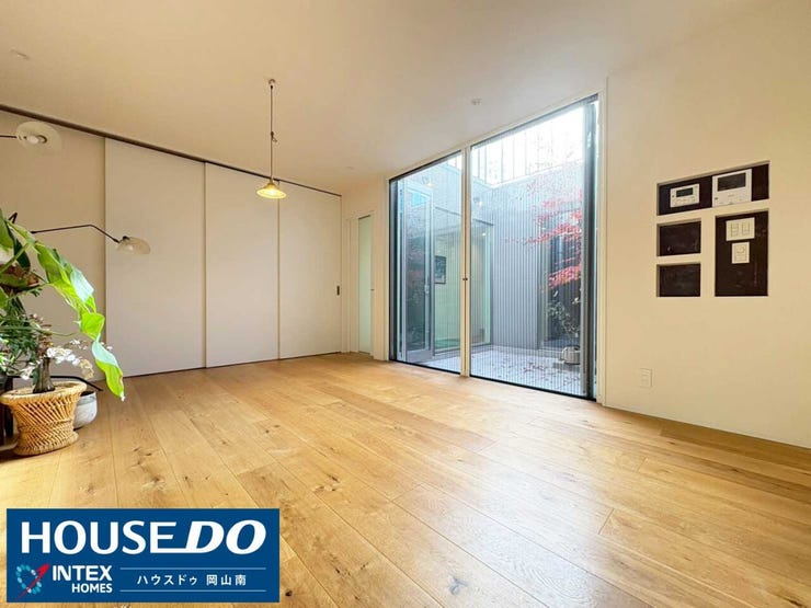 【光と緑が溶け込む、開放感あふれるリビング】
大きな窓から中庭を望むリビングは、まるで外と繋がっているような開放感。プライバシーを守りつつ、四季の移ろいを家族で感じられる贅沢なプライベート空間です!