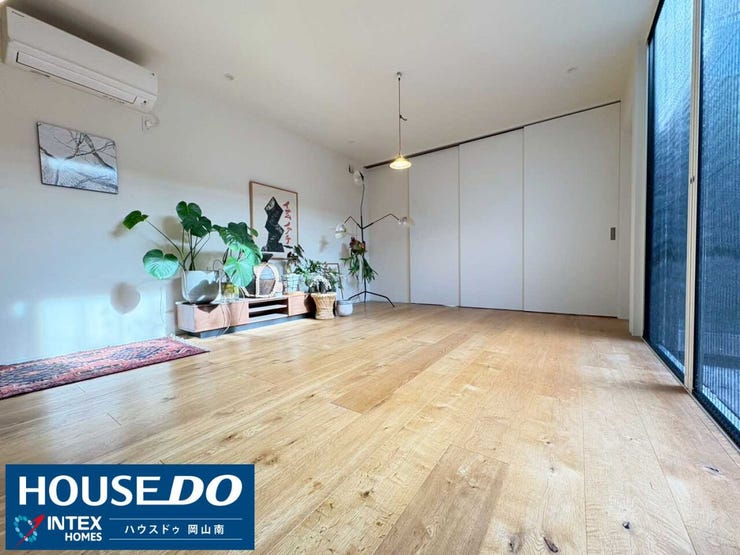 【広々、光あふれるリビング】
木の温もりを感じる無垢材のフローリングが心地よいリビング!大きな窓から差し込む陽光が家族の団らんを明るく包み込みます♪開放感抜群の空間でのびのびとした毎日を過ごせます!