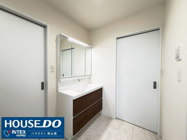 【身支度もスムーズな洗面】
三面鏡付のワイドな洗面台は、忙しい朝の身支度も快適!
落ち着いた木目調のデザインが清潔感を演出します♪大容量の収納付きで、オルや洗面小物もスッキリまとめられるのが魅力!