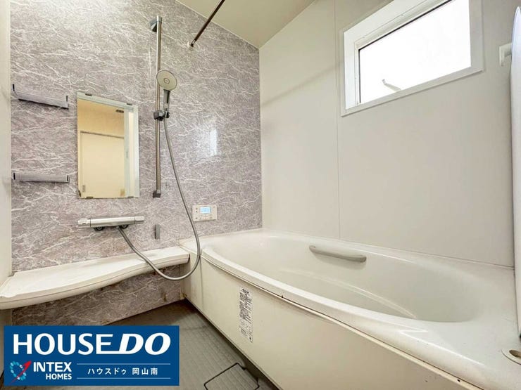 【癒やしのバスタイム】
高級感ある石目調パネルが素敵な空間!
ゆったり広々とした浴槽は、お子様との入浴や一日の疲れを癒やすのに最適です!
窓付きで換気も良く、清潔感あふれるお風呂です◎