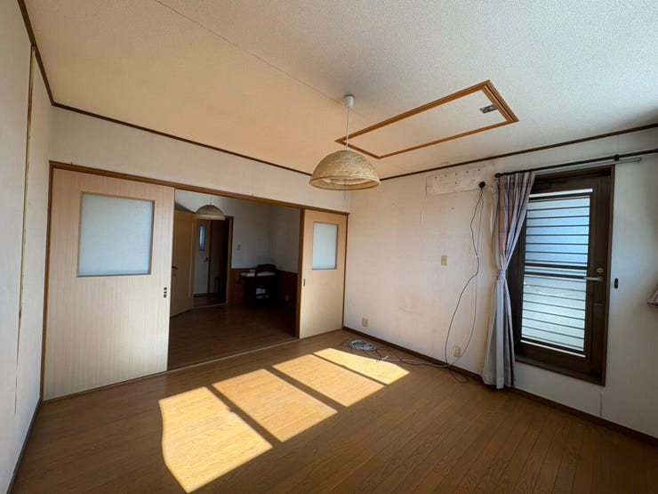 *2階8帖洋室*
広々とした洋室で、家具を置いても十分な広さがございます。
家具のレイアウトもしやすそうですね。