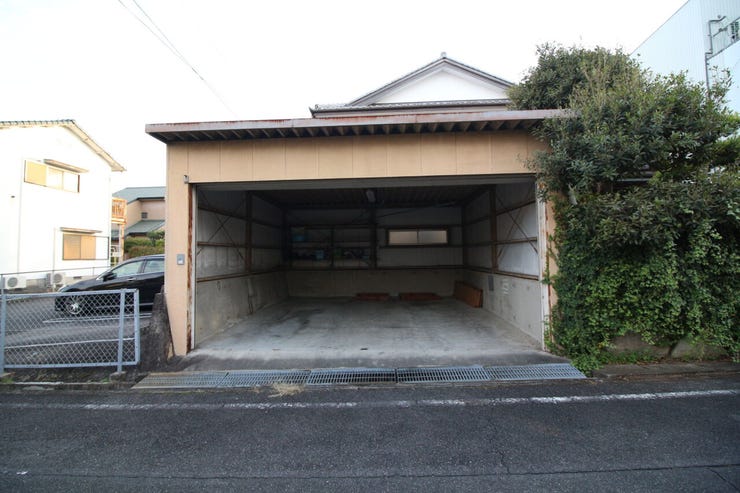 *車庫*
シャッター付の車庫で、雨の日のお買い物やお出かけも濡れにくくて安心です。