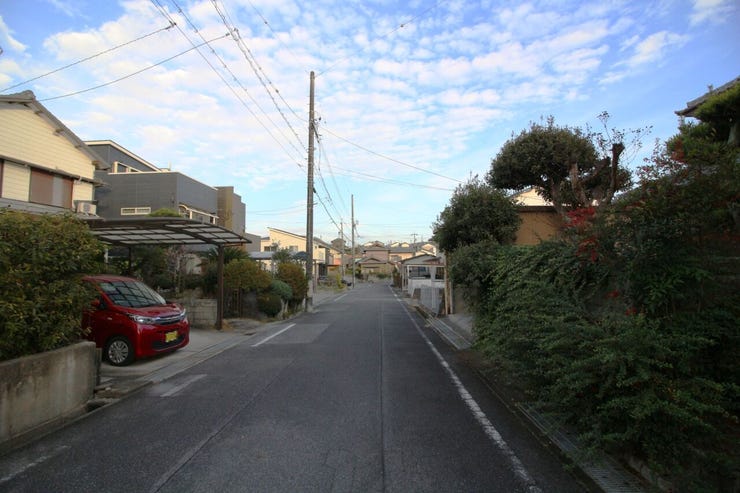 前面道路幅員約6mです。対向車がきてもすれ違うことができるので安心ですね。