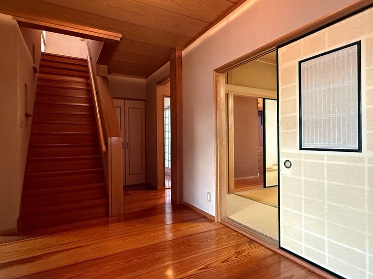 手すり付きの階段で上り下りも安心です。
各部屋の扉を開けることで、風通しも良さそうです。