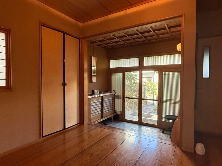 玄関収納には小物を飾るスペースがあります。季節ごとに小物を変えたり等、お楽しみいただけます。