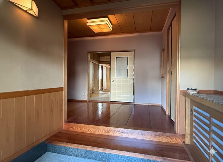 開放感があり、広々とした玄関です。
シューズボックス付きでご家族の靴をスッキリ収納できそうです。
(CG加工の為、現況と異なります。)