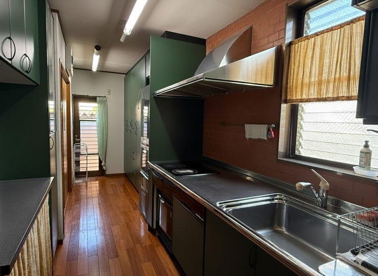 調理器具等を収納するスペースも十分にございます。
使い勝手が良いキッチンですね。
(CG加工の為、現況と異なります。)