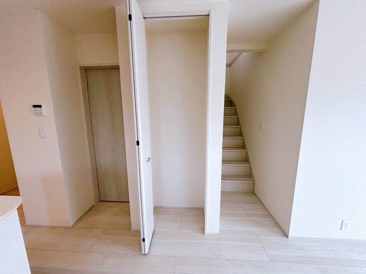 リビングに設けられた階段が、家族のつながりを感じられます♪