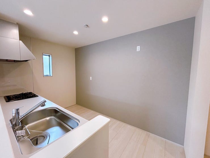 キッチン背面のアクセントクロスが、空間に表情をプラス。
作業スペースも確保されており、毎日の料理もスムーズに行えます♪