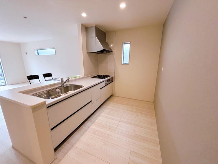 見えないスペースを有効活用した床下収納あり。
ストック品などをまとめて収納でき、空間をすっきり保てます。