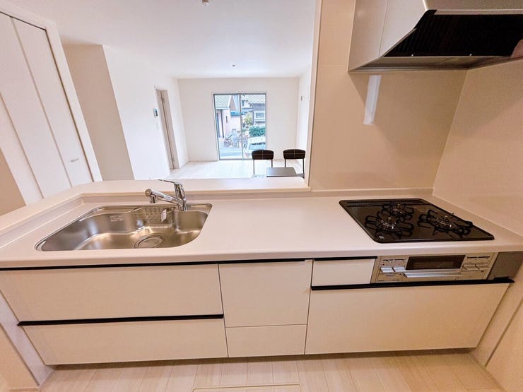 リビングを見渡すことができる対面キッチン☆
家族とのつながりを感じながら過ごせる開放的な空間。