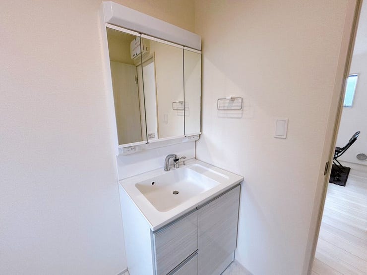 三面鏡のシャワー付き洗面台は収納もでき、お掃除もスムーズ☆
