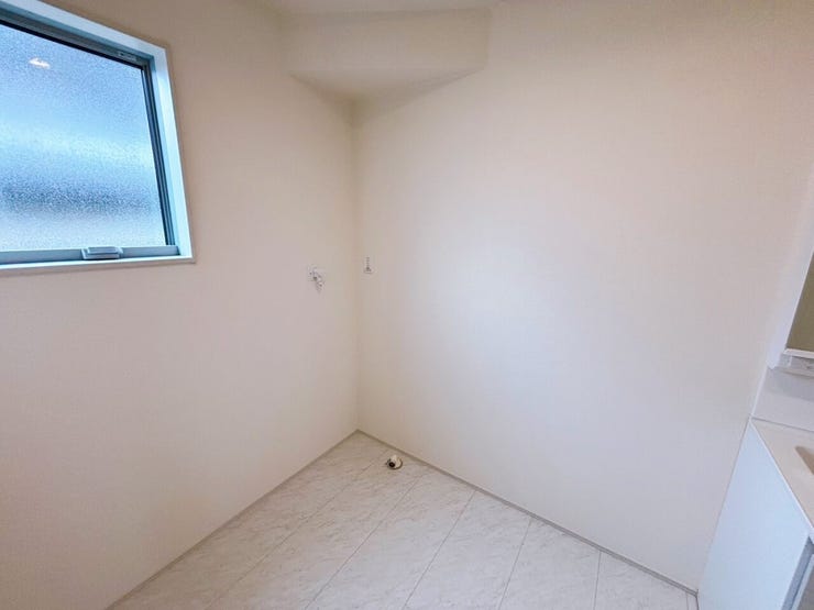 窓のある洗面室。
自然光が差し込み、明るく清潔感のある空間☆