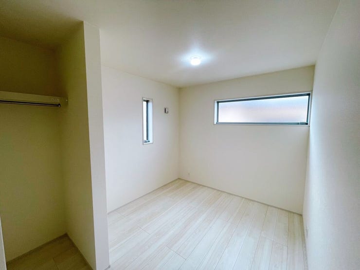 2階 洋室(5.06帖)
ベッドやデスクの配置もしやすく、無駄なく使える間取りです。
WIC付きでお部屋がスッキリ整います♪