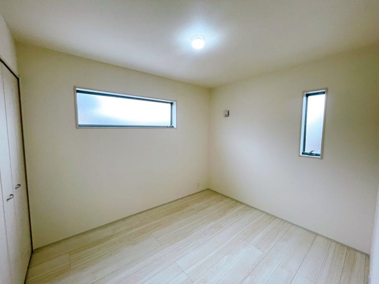 2階 洋室(5.25帖)
ベッドやデスクの配置もしやすく、プライベート空間としてゆったりとお過ごしいただけます。