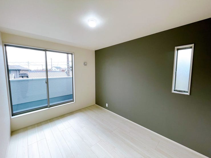 2階 洋室(6.75帖)からはバルコニーへ出入りできます。
アクセントクロスが空間にメリハリをつけてくれます☆