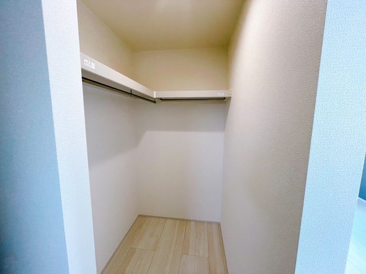 WIC完備☆
収納力のあるウォークインクローゼットを設置。
衣類や小物をまとめて収納できる便利なスペースです。