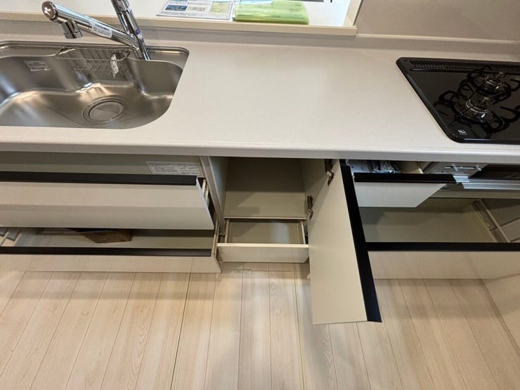 キッチンに収納スペースを確保!
調理器具や食器、食材のストックもすっきり整理できます。