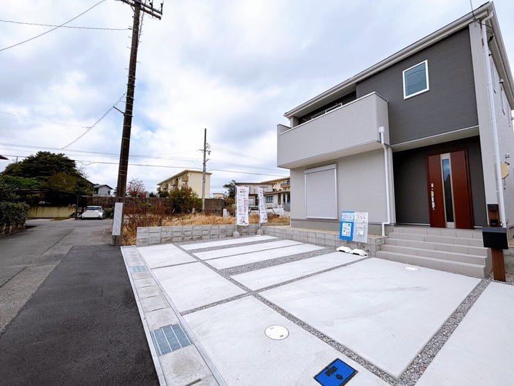 前面道路は約4.2m。
交通量も比較的少なく、静かにお過ごしいただける環境です。