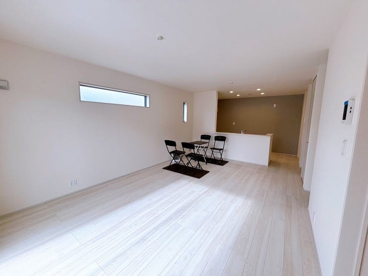 LDK(17.75帖)
約17.75帖のLDKは、ソファやダイニングセットを配置しても余裕のある広さ。
ゆったりとした住空間を実現できます。