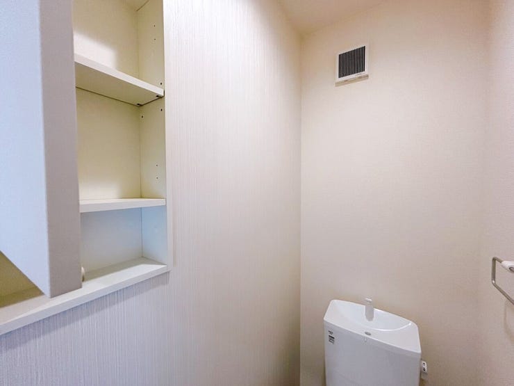 トイレ内に収納棚を設置。
トイレットペーパーや日用品をすっきり収納できる便利なスペース!