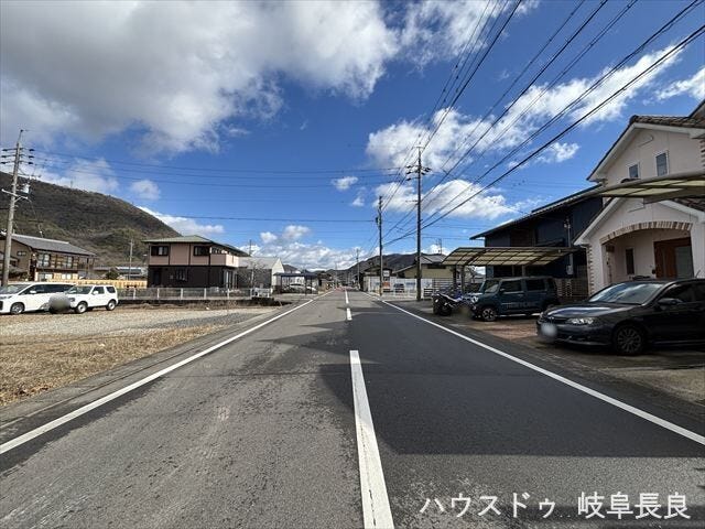 ≪南側東向き≫
幅員約8mの前面道路です。広々としていて、街並みが開放的で圧迫感がありません。