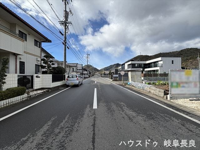 ≪南側西向き≫
引越し業者のトラックも問題なく停めて置くことが出来る道幅です。