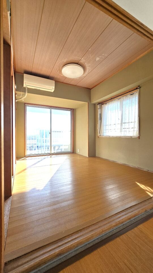 南向きバルコニーに面した二面採光の和室
リビングのような使い方もおすすめです。