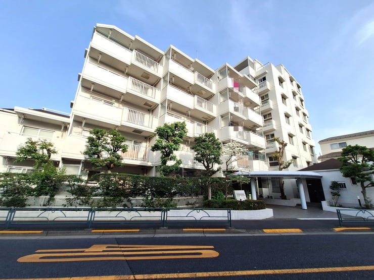 通りに面した日当たりの良いマンション