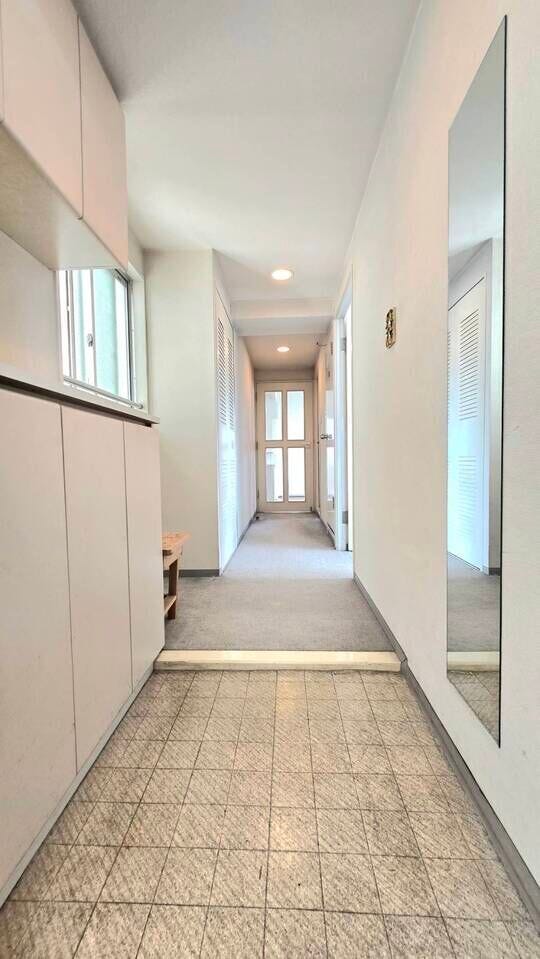 【玄関】
窓のある開放的な明るい玄関