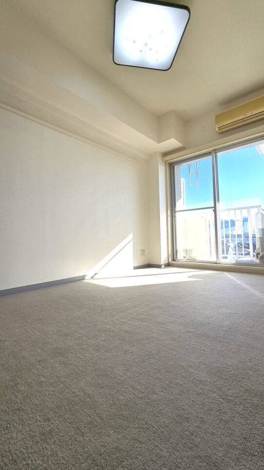 バルコニーに面した洋室
カーペット敷きで小さいお子様がいるご家族におすすめです。