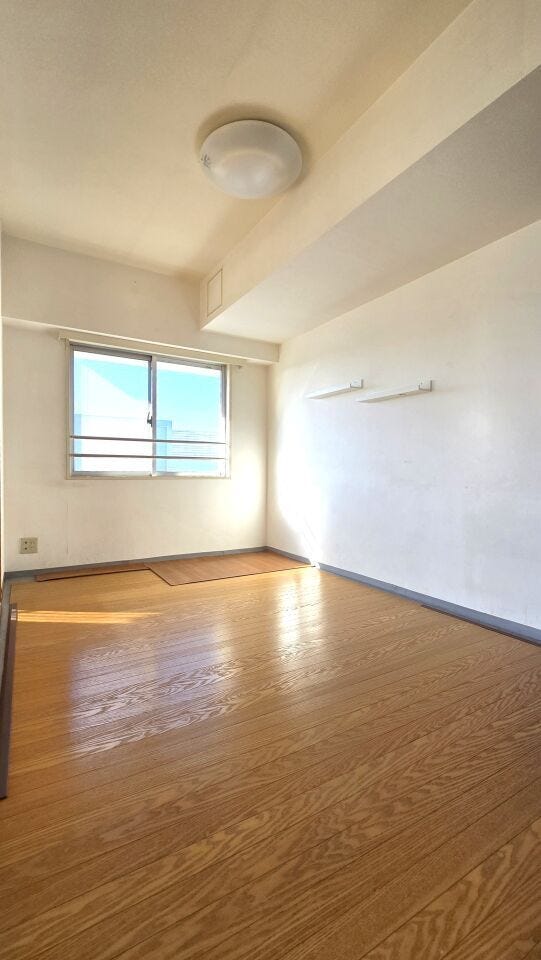 ダイニングには小物を置ける棚があります。