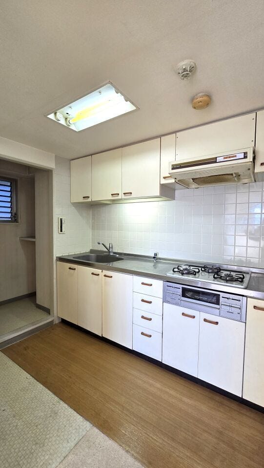 キッチン奥には洗濯機置き場や棚があります。