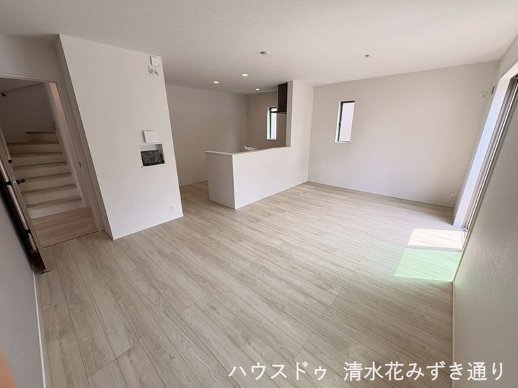 1F16.2帖LDK・・・白っぽい木目の床が光をやさしく反射し、朝は明るく心地よく、夜は落ち着いた雰囲気に。16帖の広さで家族がゆったり過ごせ、家具も合わせやすく自分らしい空間を楽しめます♪