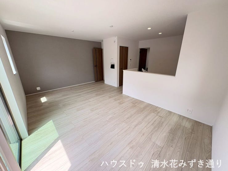 1F16.2帖LDK・・・掃き出し窓はガラス面が大きく、外光や風を多く取り込めるため、腰高窓より明るく風通しがいいのが特徴です(*^▽^*)