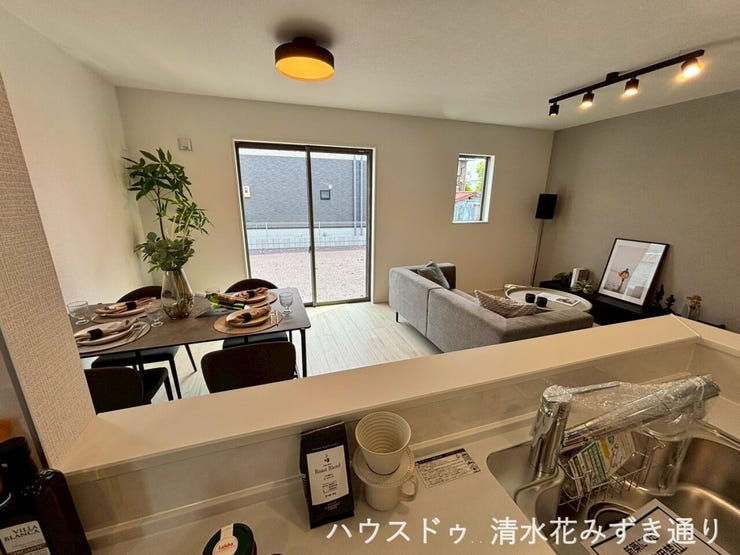 1F16.2帖LDK・・・カウンターに料理や飲み物を出したり、お皿やグラスを置くスペースにしたりすると、カウンターにも自然に人が集まるように♪
