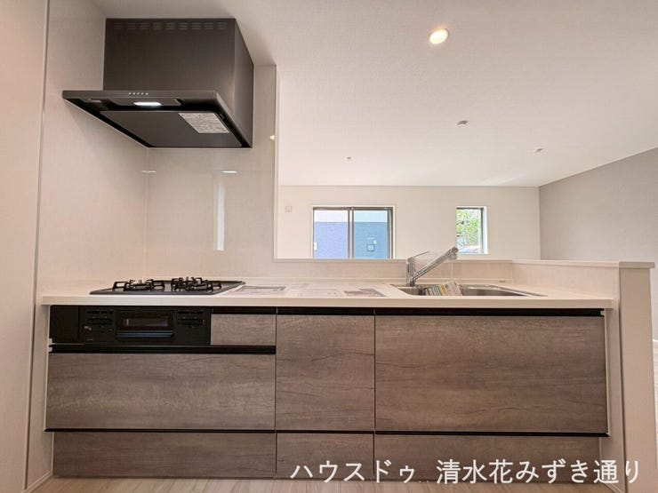 1F16.2帖LDK・・・柔らかな木目調のデザインが印象的なキッチンスペースは、毎日キッチンに立つ方も楽しく快適に使うことのできる空間に(^^♪汚れが目立ちにくいのも嬉しいポイントですね!