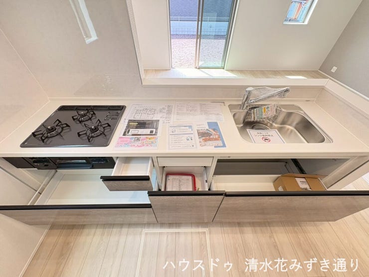1F16.2帖LDK・・・シンク下にもたっぷり収納を確保。調理器具や洗剤などをまとめてしまえて、キッチンまわりはいつもすっきり。毎日の家事がはかどる、うれしいポイントです◎
