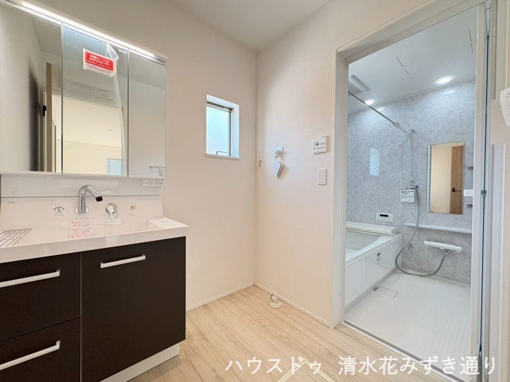 浴室まで段差がないため、小さなお子様やご高齢の方もつまずきにくく安心して移動できます。入浴前後の動作もスムーズで、毎日のバスタイムを家族みんなが快適に過ごせる、やさしい設計です◎