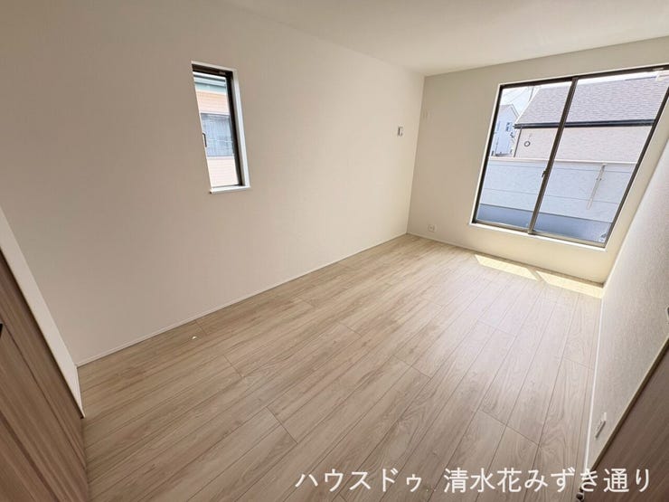 2F7.5帖洋室・・・程よい広さで心地よく過ごせる空間!大きな窓から差し込む光が部屋全体を明るく包み、穏やかな時間を過ごせます◎趣味を楽しんだり、読書をしたりと、自分らしい暮らしを楽しめるお部屋!