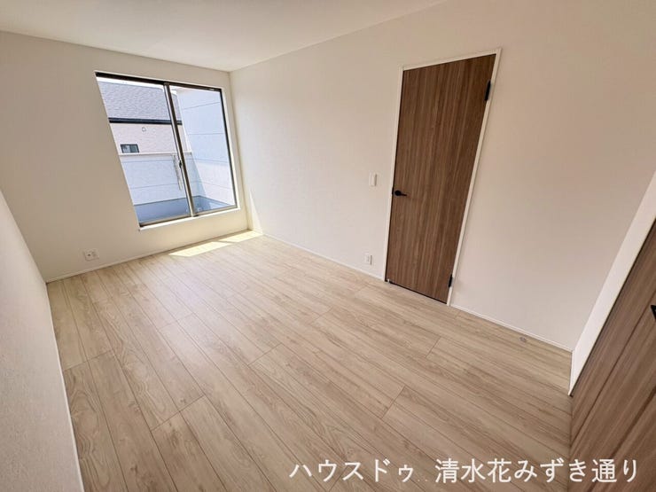 2F7.5帖洋室・・・家族の主寝室や子ども部屋としても使いやすい広さ!ベッド・収納・デスクを置いても圧迫感がなく、快適に過ごせます♪