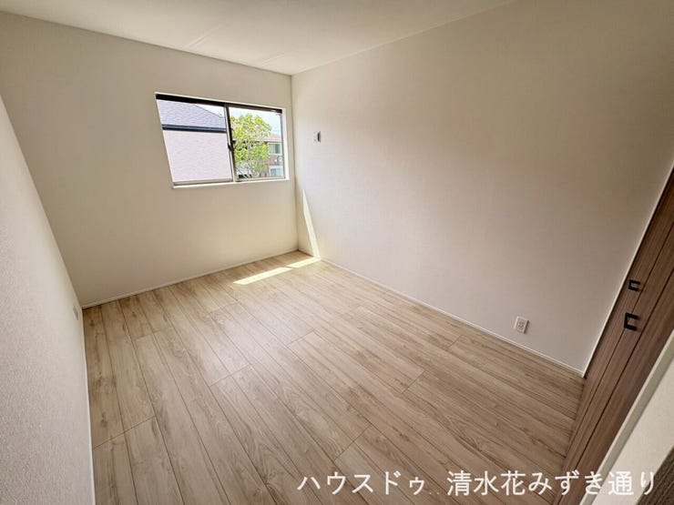2F6.5帖洋室・・・成長に合わせて自由に使えるちょうどよい広さ!お子さまの子ども部屋としてはもちろん、勉強スペースや遊び場にもぴったり!